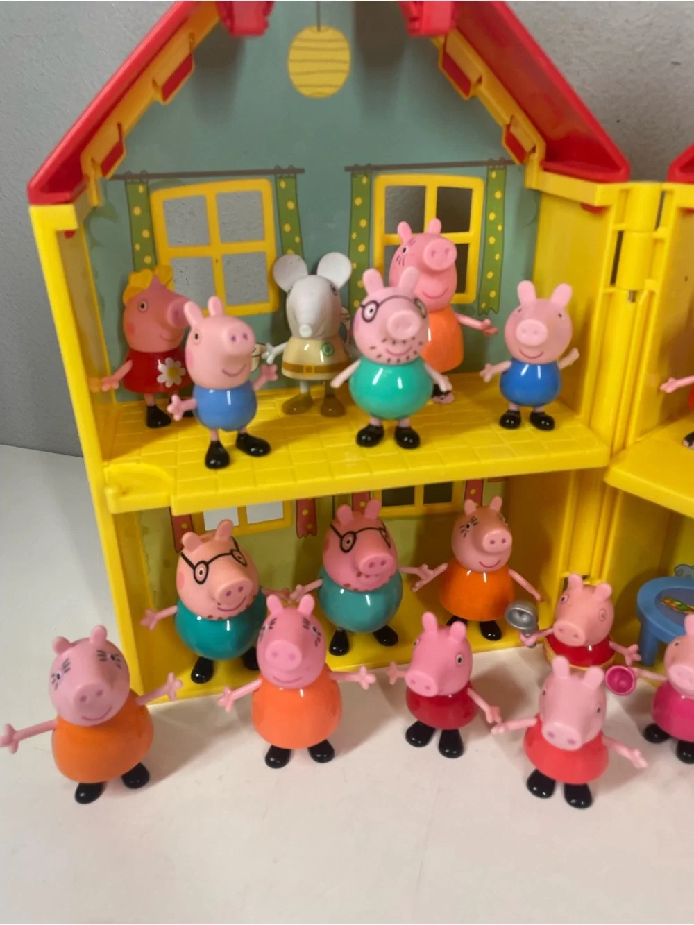 Peppa Pig Fold-N-Carry Yellow House w/ 22 Figurines 2 Furniture Lot Playset